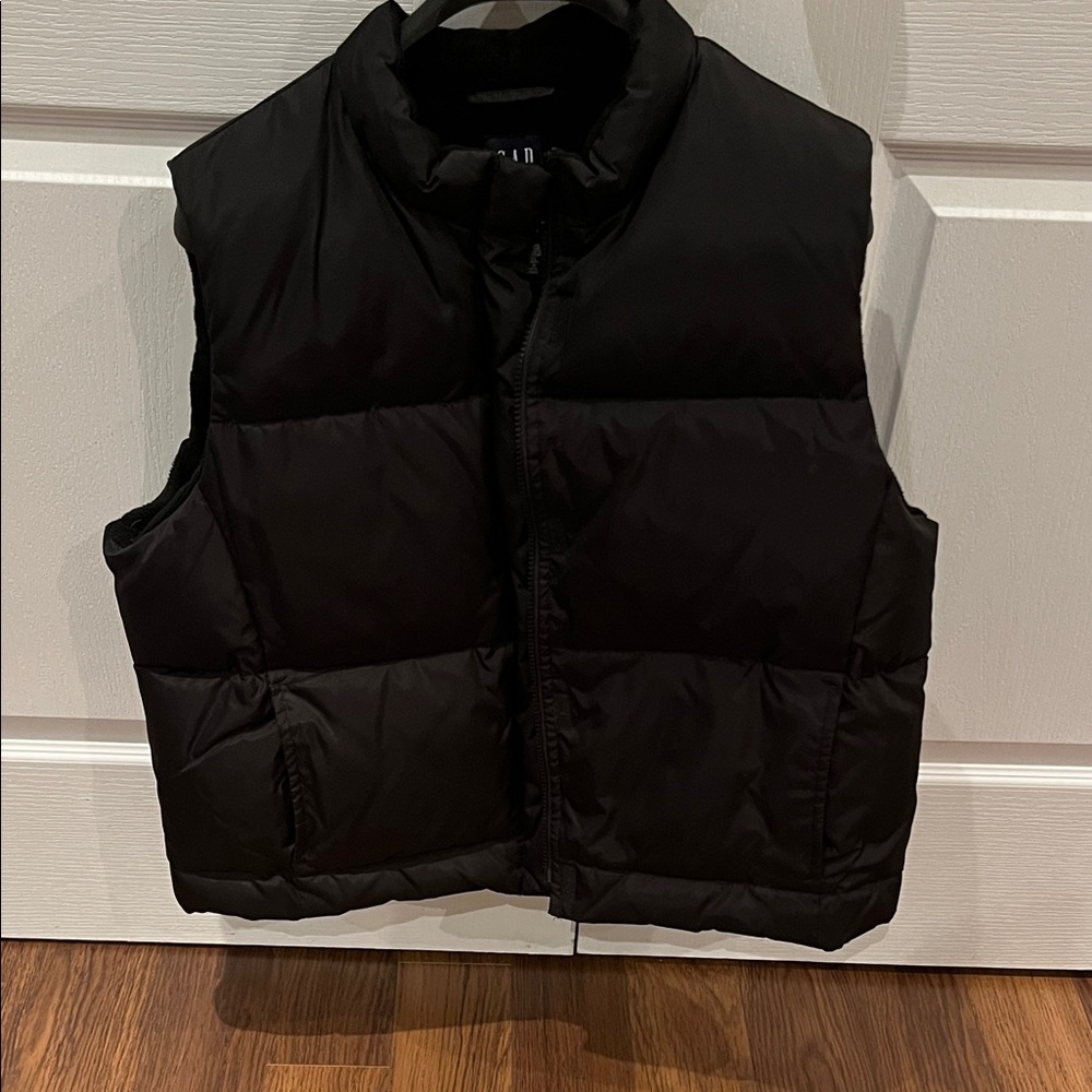 Woman’s Gap Black Puffer Vest